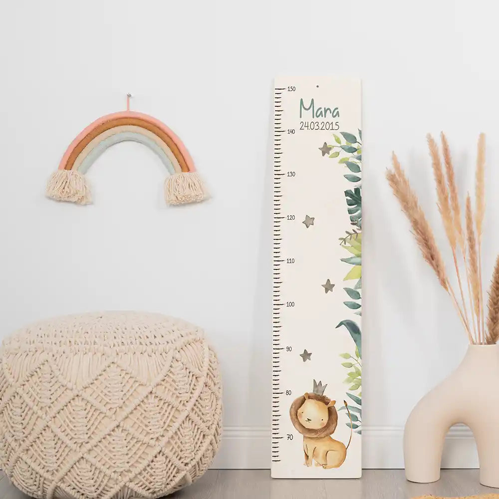 Toise enfant personnalisée Petit lion – variante claire avec prénom et date de naissance imprimés