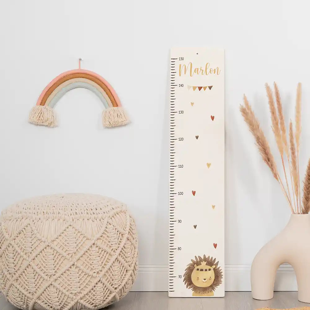 Toise enfant personnalisée Lion et cœurs – variante claire avec prénom et date de naissance imprimés