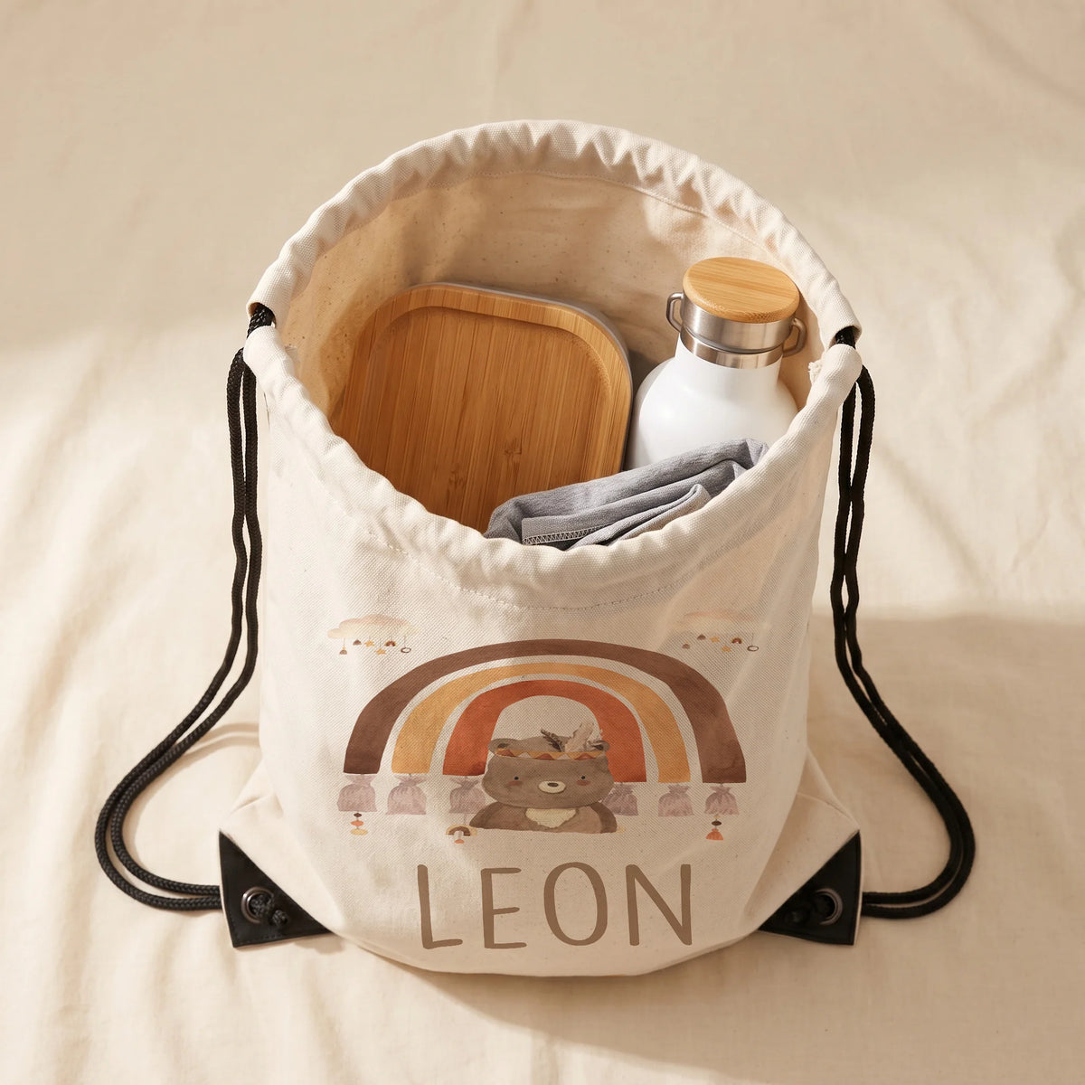 Sac de sport enfant ouvert avec affaires de sport et gourde, motif arc-en-ciel bohème — Kidsmood