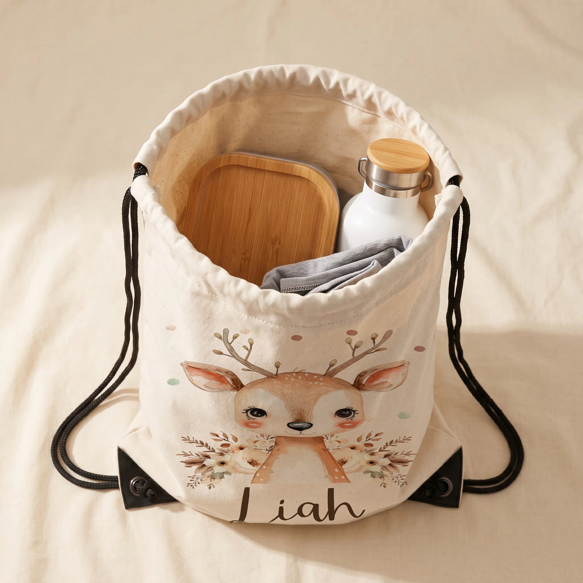 Sac de sport enfant ouvert avec affaires de sport et gourde, motif faon fleuri — Kidsmood