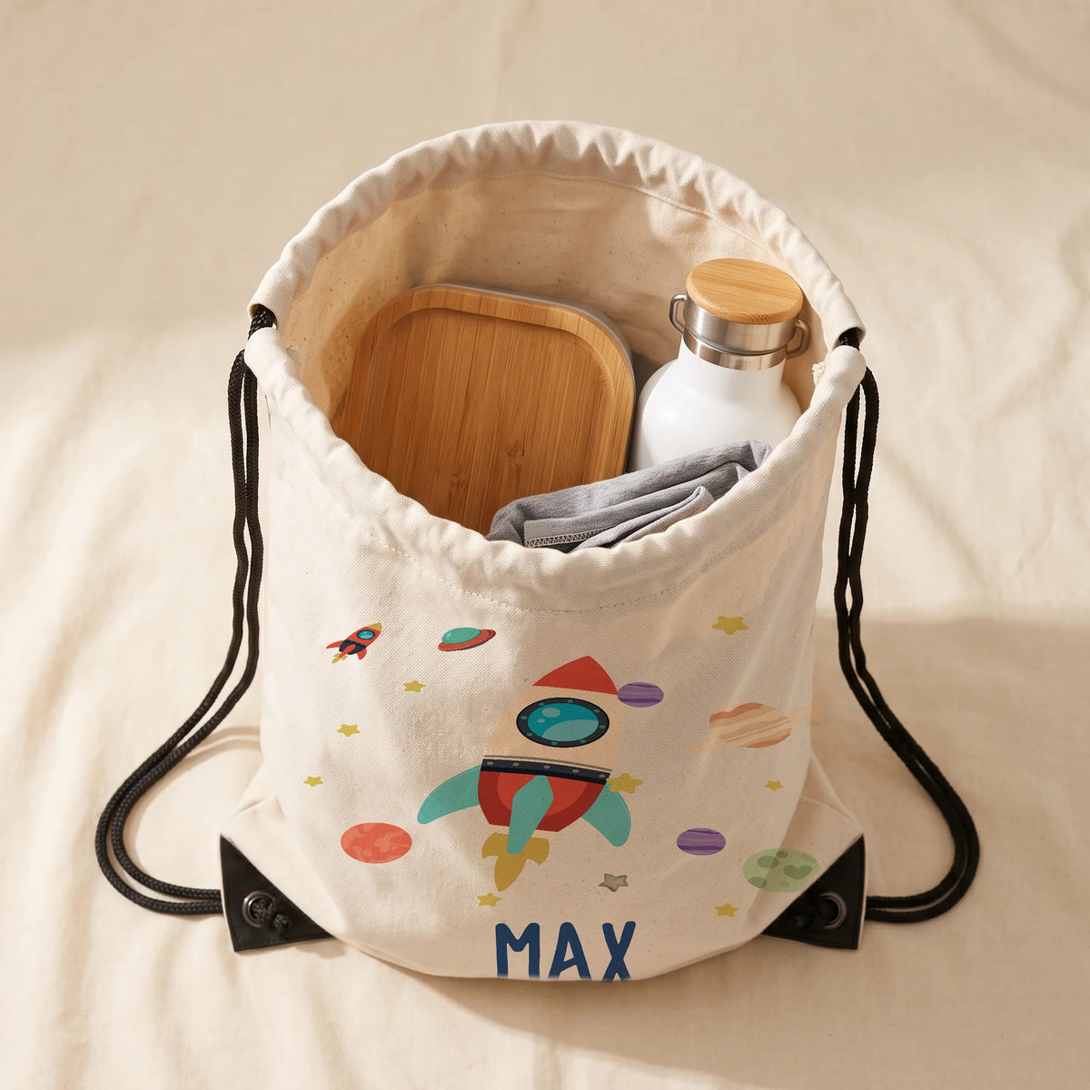 Sac de sport enfant ouvert avec affaires de sport et gourde, motif fusée spatiale — Kidsmood
