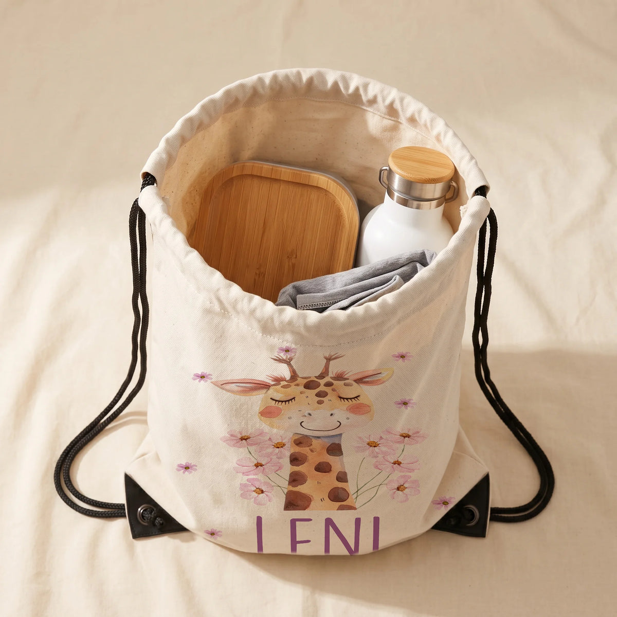 Sac de sport enfant ouvert avec affaires de sport et gourde, motif girafe — Kidsmood