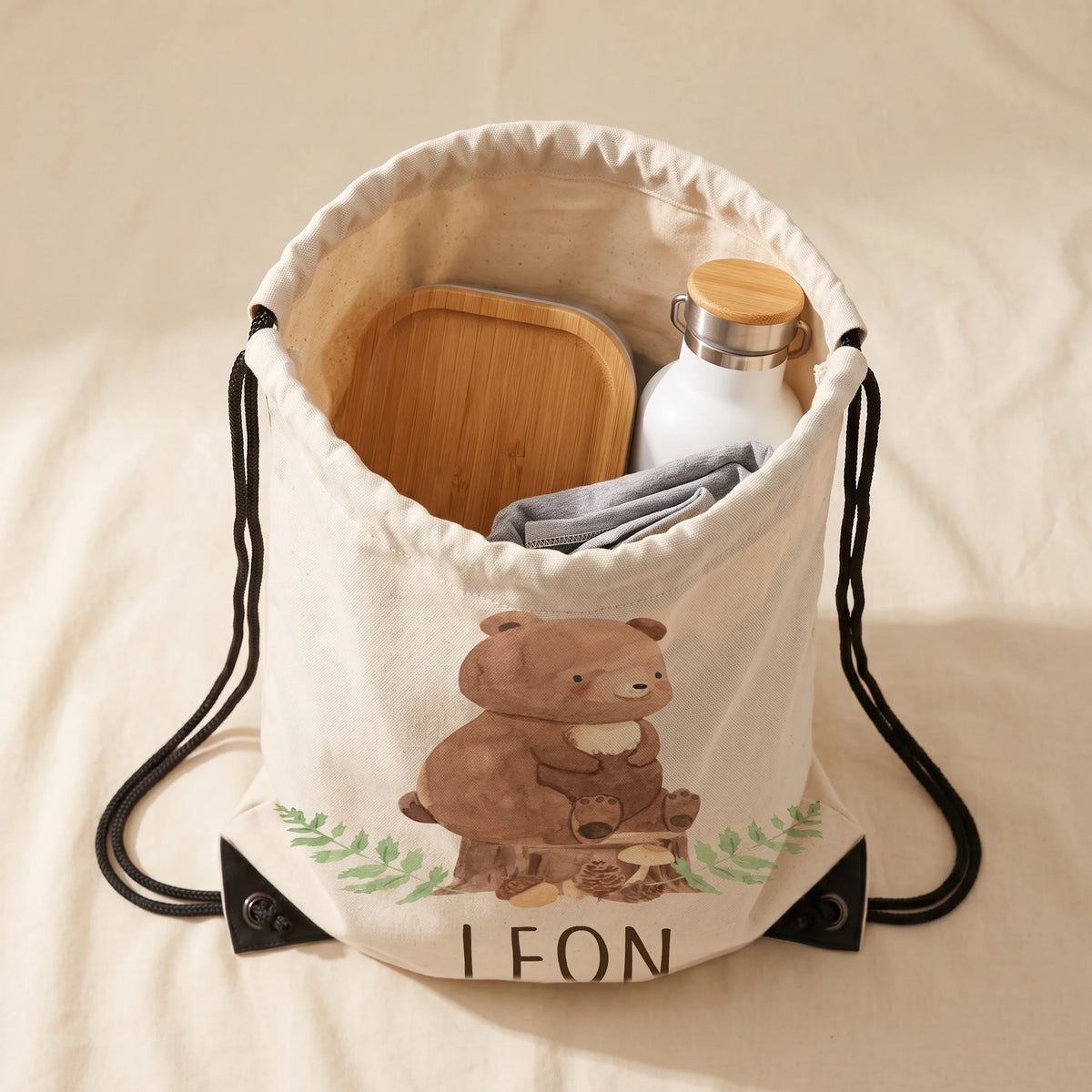 Sac de sport enfant ouvert avec affaires de sport et gourde, motif ours des bois — Kidsmood