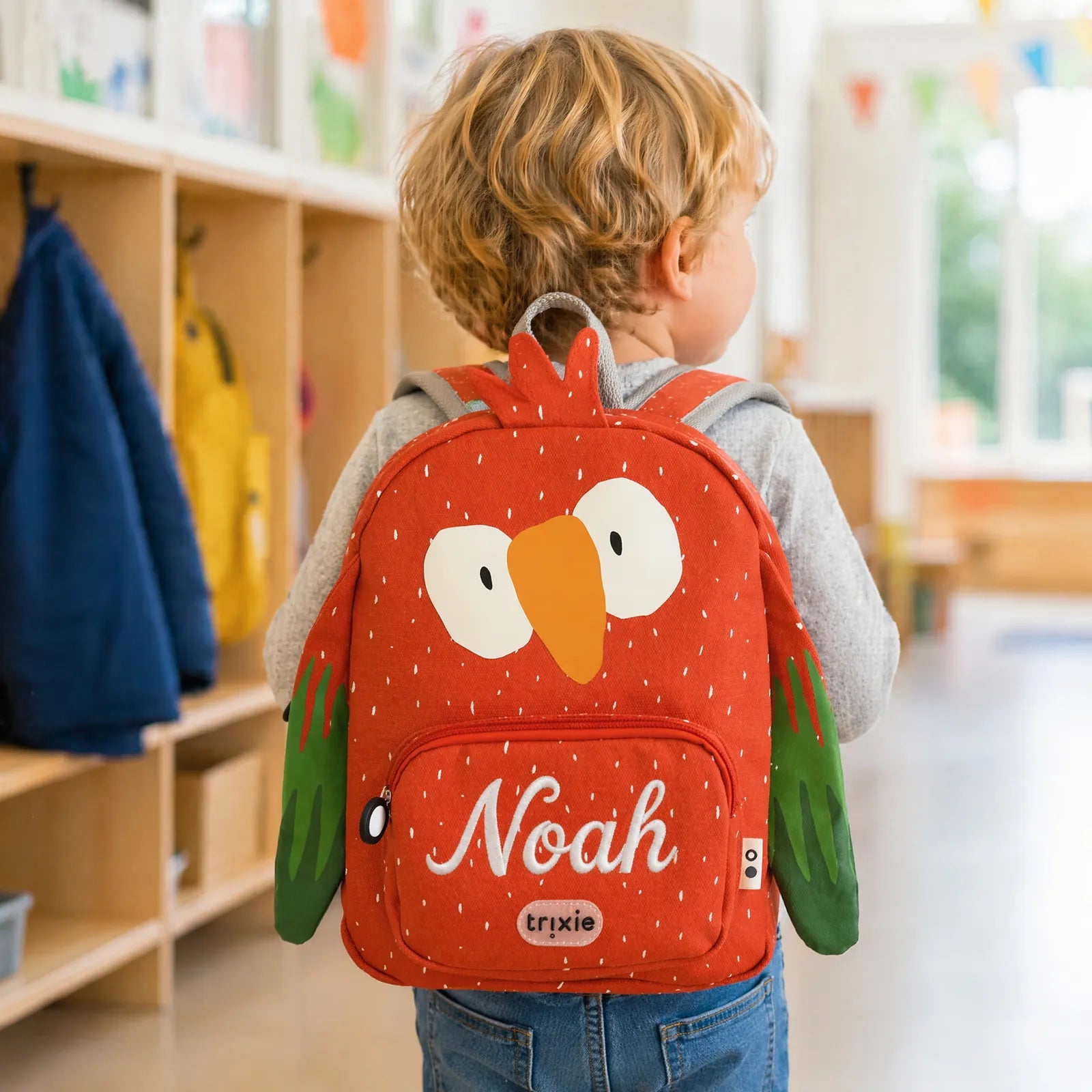 Mini sac à dos Perroquet dès 2 ans, porté par un enfant — Kidsmood