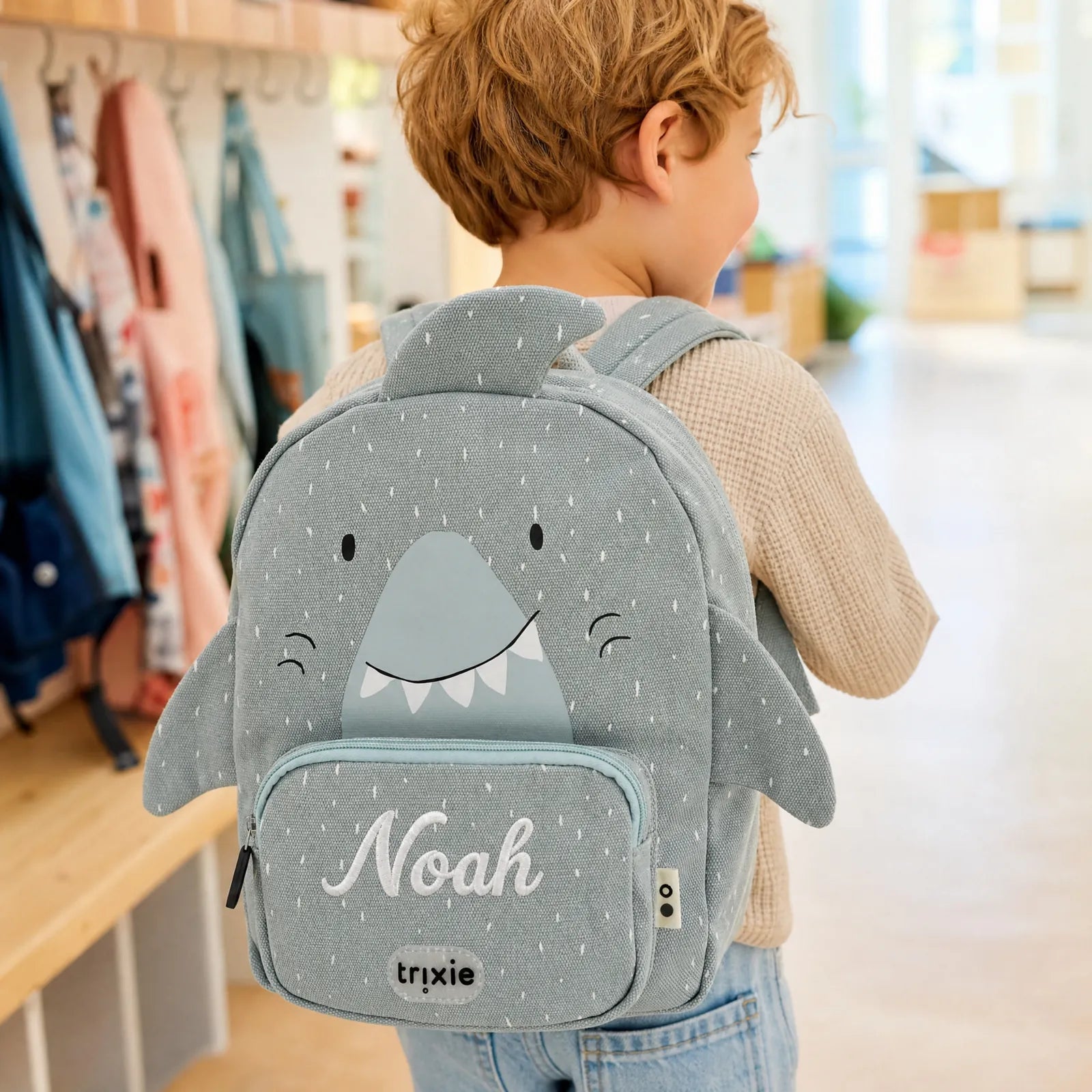 Mini sac à dos Requin dès 2 ans, porté par un enfant — Kidsmood