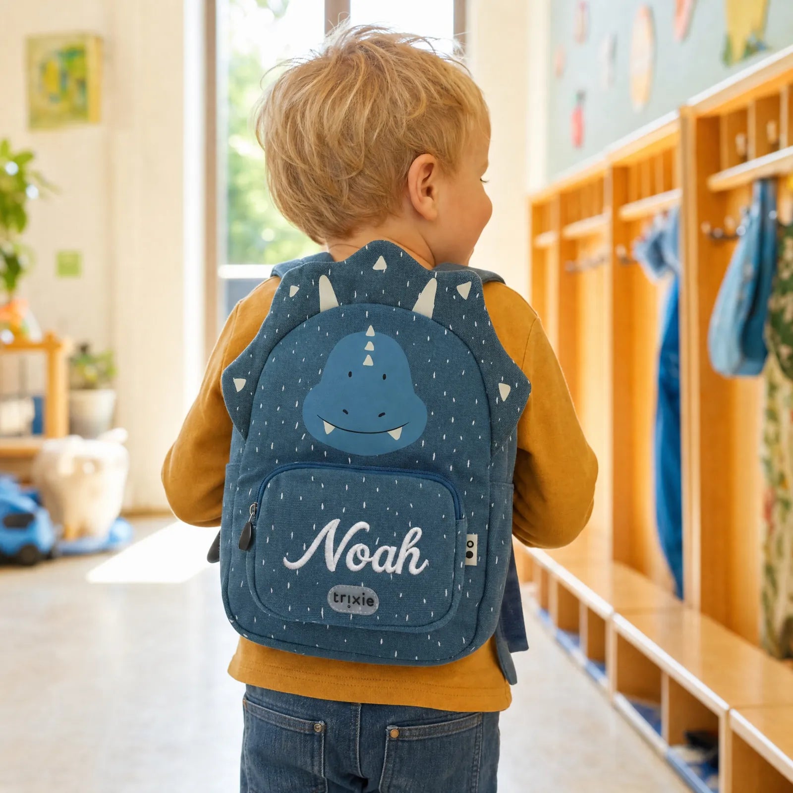 Mini sac à dos Tricératops dès 2 ans, porté par un enfant — Kidsmood
