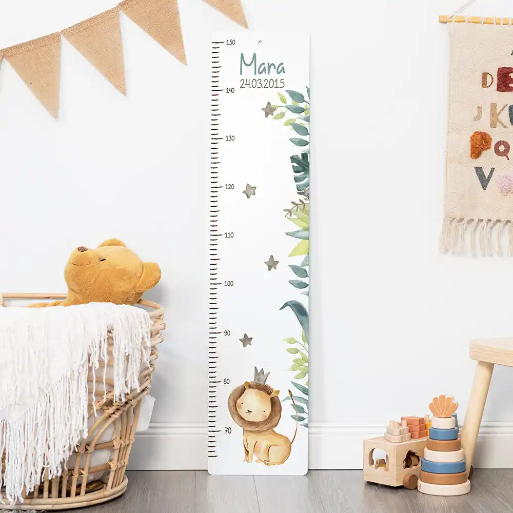 Toise enfant personnalisée Petit lion – vue rapprochée avec prénom et date de naissance
