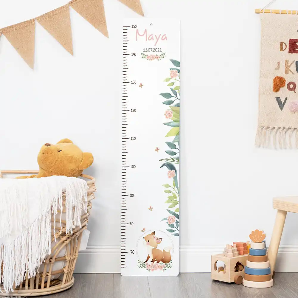 Toise enfant personnalisée Bébé renard – vue rapprochée avec prénom et date de naissance