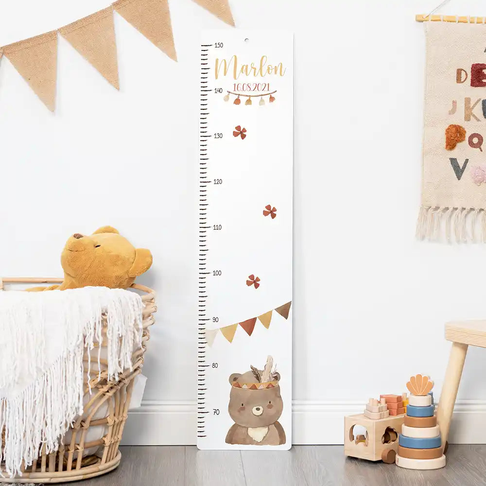 Toise enfant personnalisée Ours boho – vue rapprochée avec prénom et date de naissance