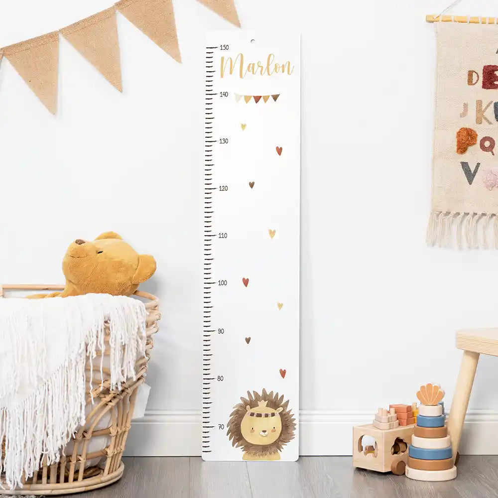 Toise enfant personnalisée Lion et cœurs – vue rapprochée avec prénom et date de naissance