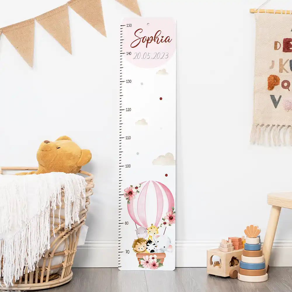 Toise enfant personnalisée Montgolfière – vue rapprochée avec prénom et date de naissance