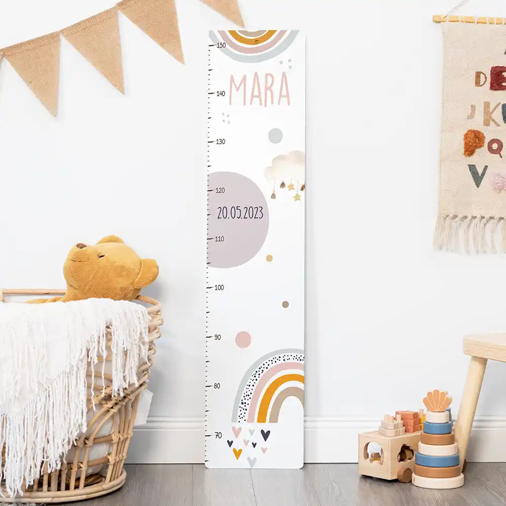 Toise enfant personnalisée Arc-en-ciel pastel – vue rapprochée avec prénom et date de naissance