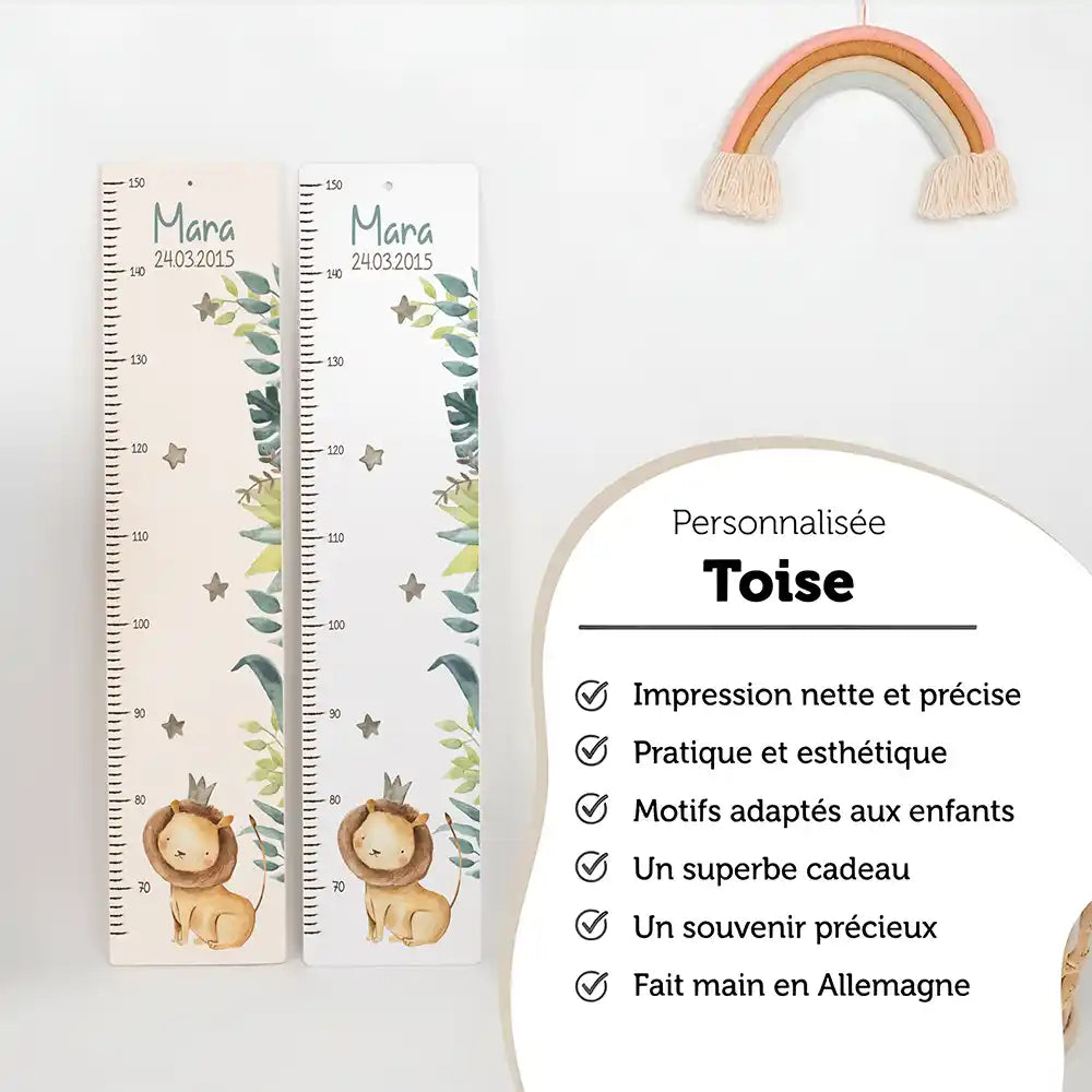 Toise enfant personnalisée Petit lion – versions bois et aluminium composite côte à côte, fait main en Allemagne