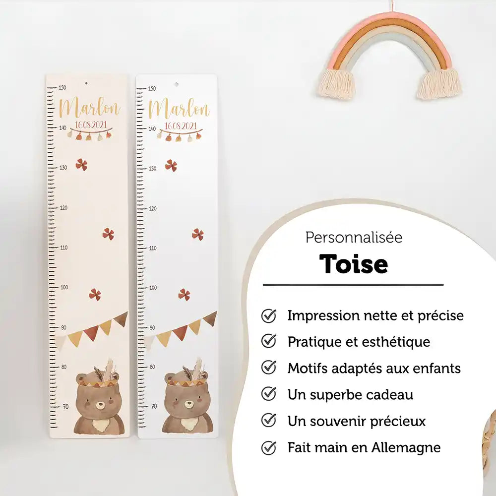Toise enfant personnalisée Ours boho – versions bois et aluminium composite côte à côte, fait main en Allemagne