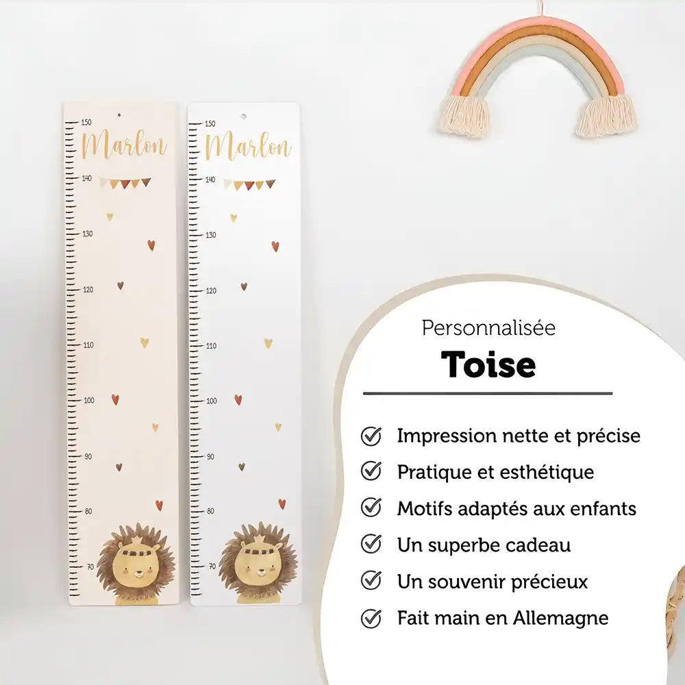 Toise enfant personnalisée Lion et cœurs – versions bois et aluminium composite côte à côte, fait main en Allemagne