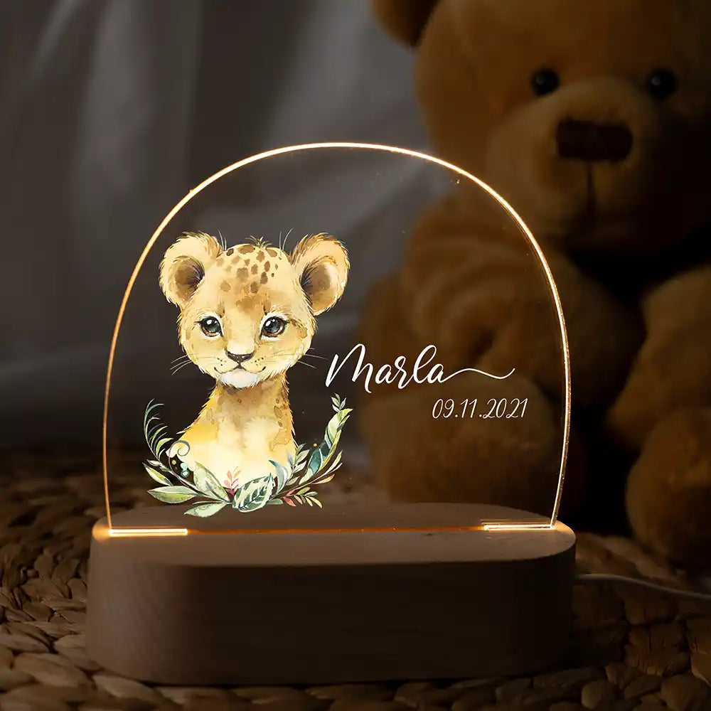 Veilleuse enfant personnalisée Petit lion – posée sur la table de chevet de la chambre d'enfant
