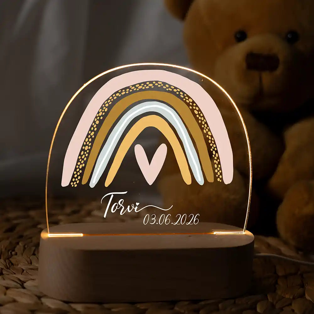 Veilleuse enfant personnalisée Arc-en-ciel fille – posée sur la table de chevet de la chambre d'enfant