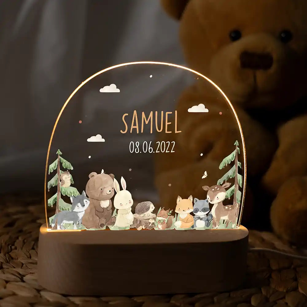 Veilleuse enfant personnalisée Amis de la forêt – posée sur la table de chevet de la chambre d'enfant