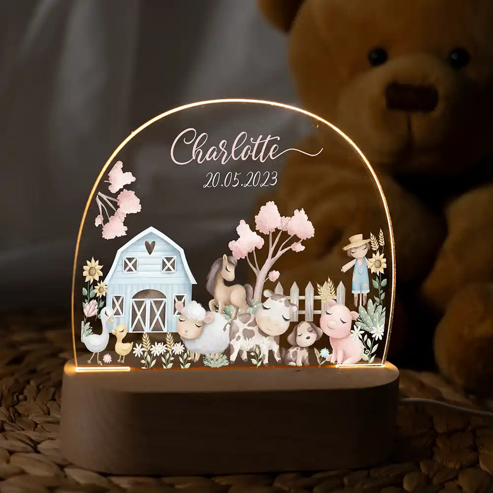Veilleuse enfant personnalisée Animaux de la ferme – posée sur la table de chevet de la chambre d'enfant