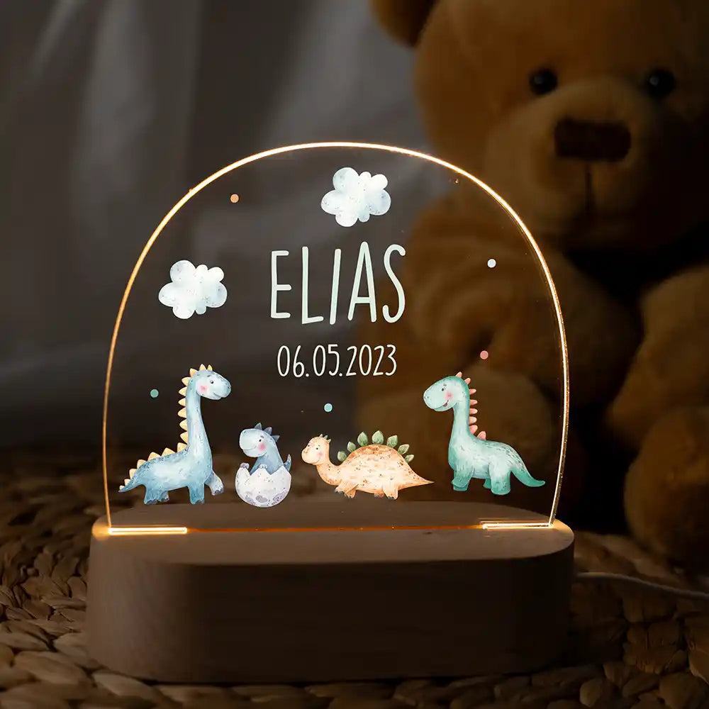 Veilleuse enfant personnalisée Bébés dinos – posée sur la table de chevet de la chambre d'enfant