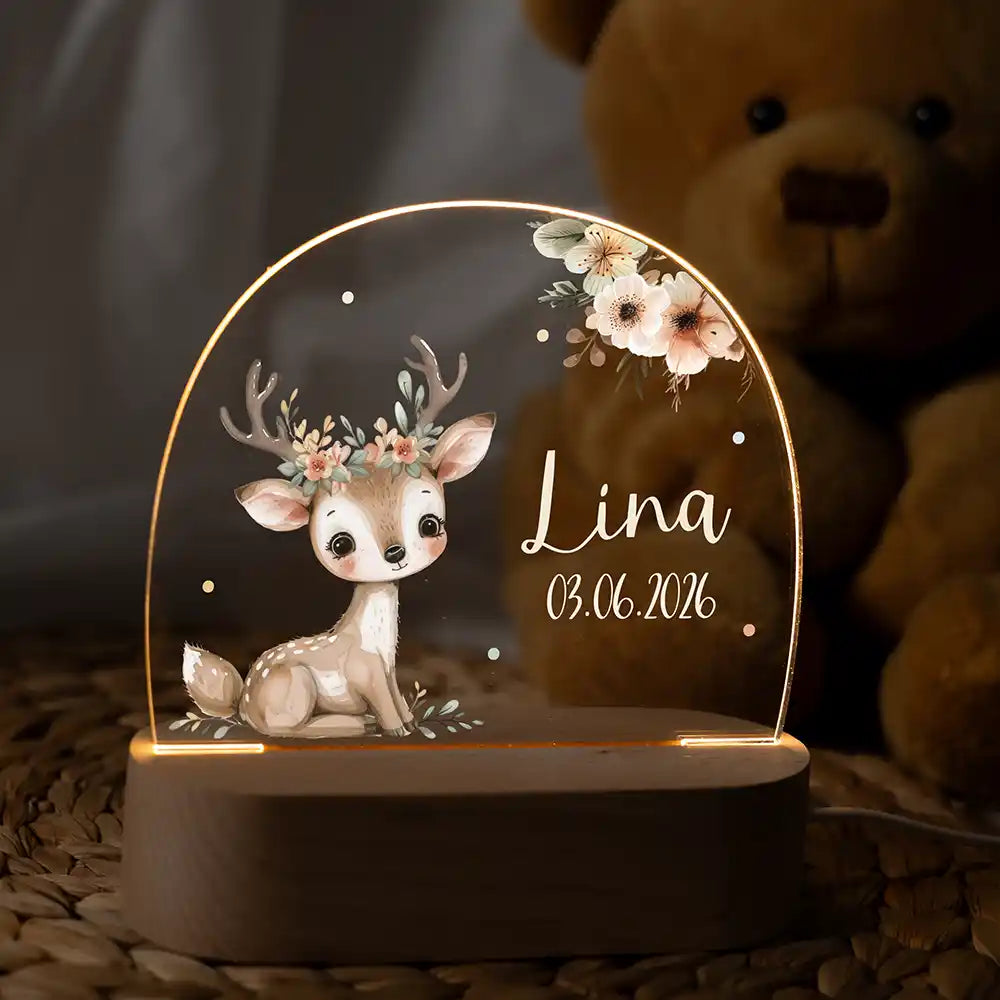 Veilleuse enfant personnalisée Bébé faon – posée sur la table de chevet de la chambre d'enfant