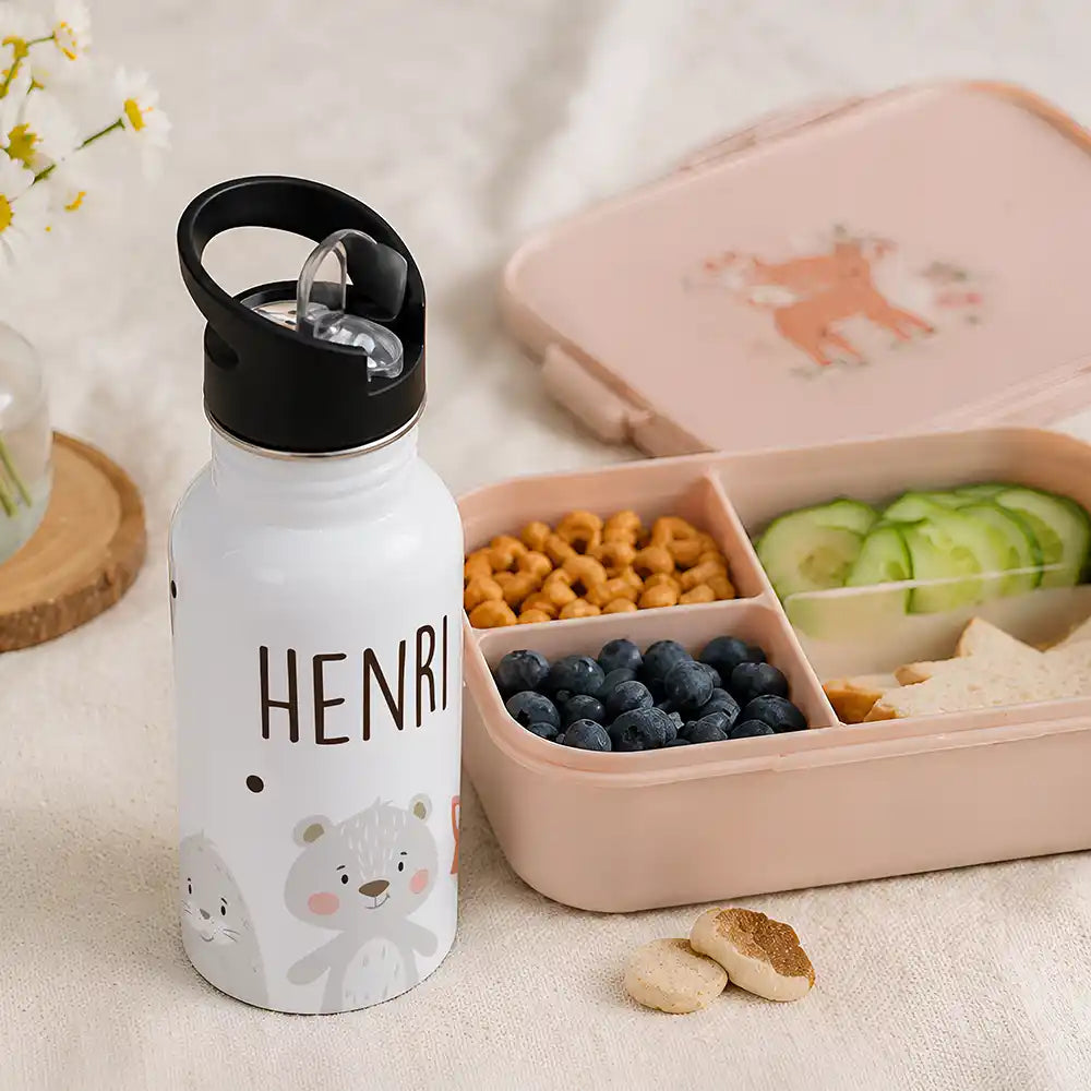 Gourde personnalisée motif Animaux tout doux à côté d'une boîte à goûter — Kidsmood