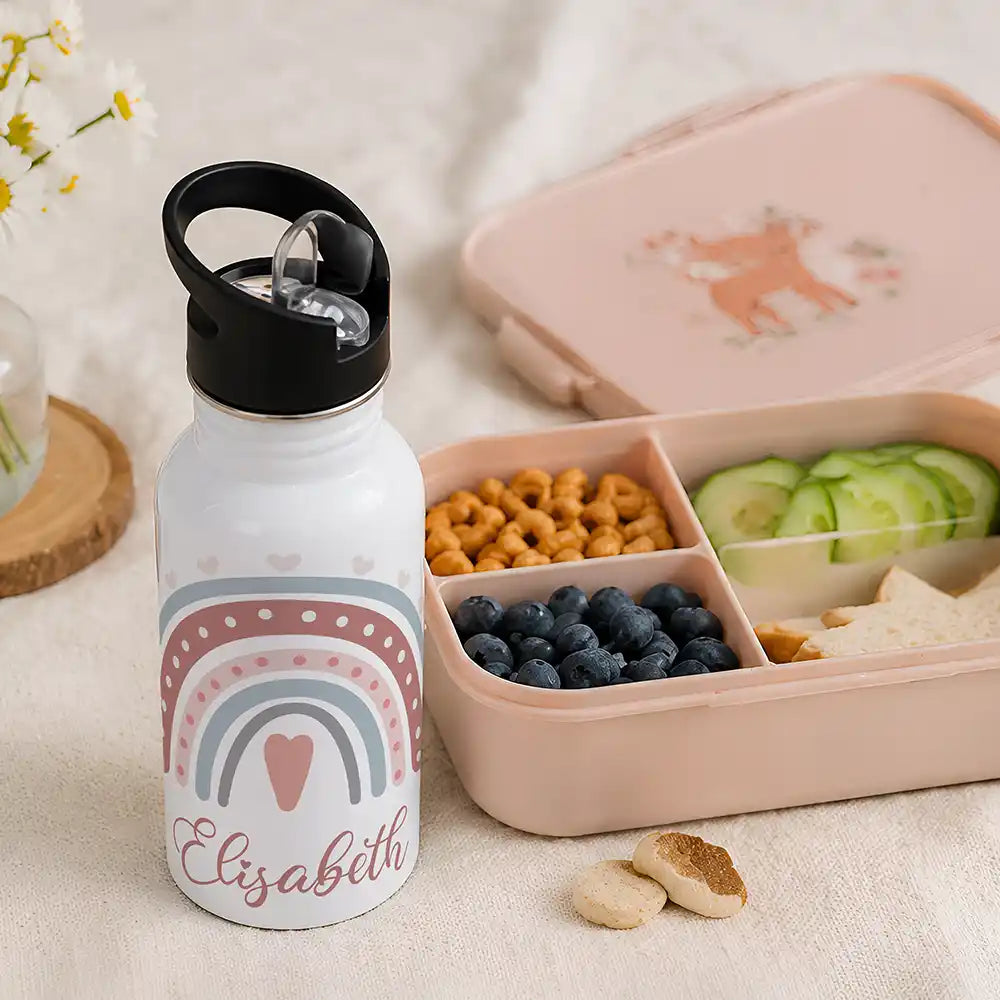 Gourde personnalisée motif Arc-en-ciel et cœur à côté d'une boîte à goûter — Kidsmood