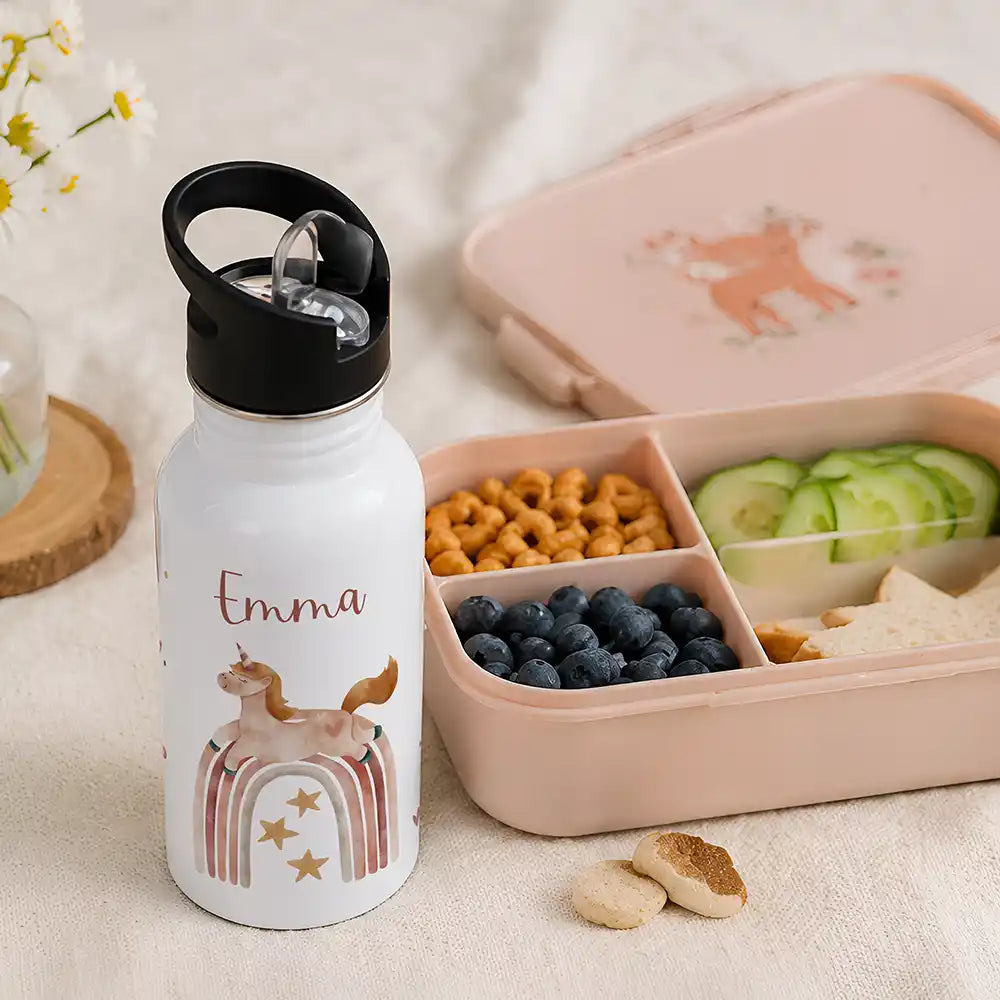 Gourde personnalisée motif Cheval et arc-en-ciel à côté d'une boîte à goûter — Kidsmood