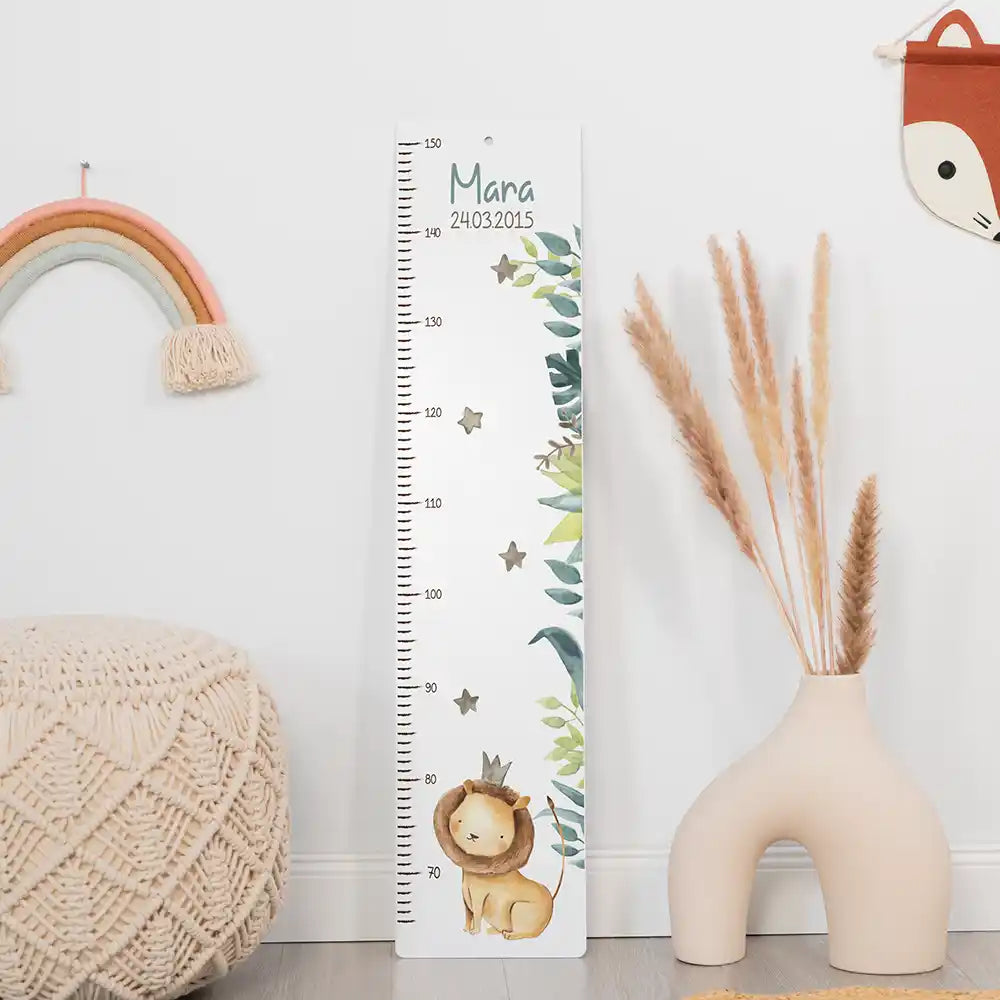 Toise enfant personnalisée Petit lion – ambiance douce dans la chambre d'enfant