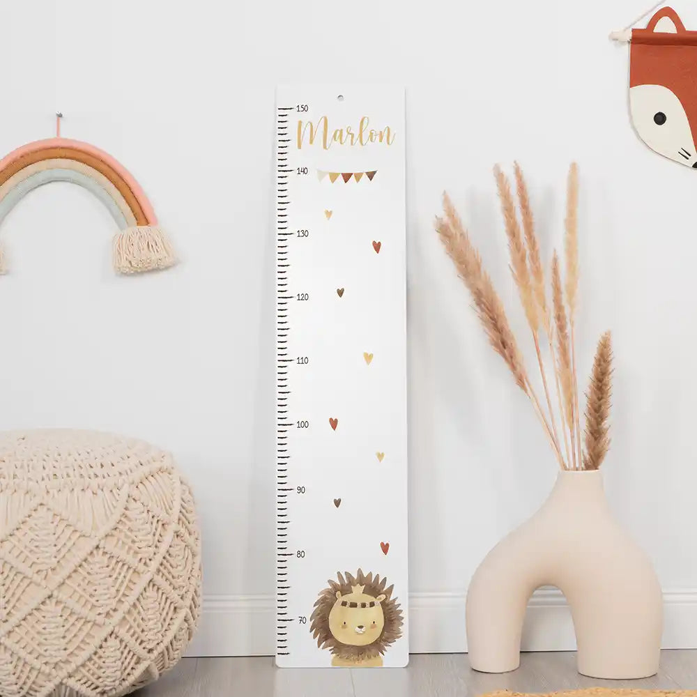 Toise enfant personnalisée Lion et cœurs – ambiance douce dans la chambre d'enfant