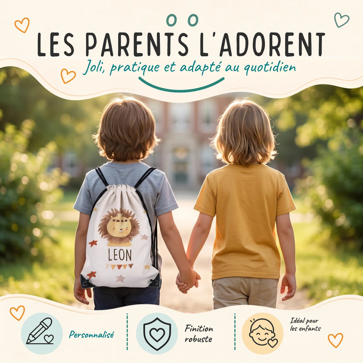 Deux enfants avec leur sac de sport personnalisé sur le chemin de l'école, motif lion bohème — Kidsmood