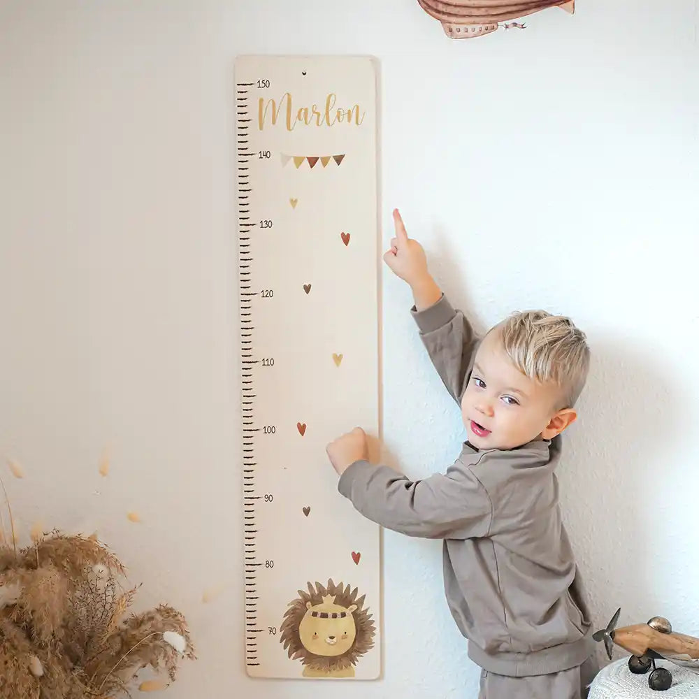 Toise enfant personnalisée Lion et cœurs – décoration murale dans la chambre d'enfant