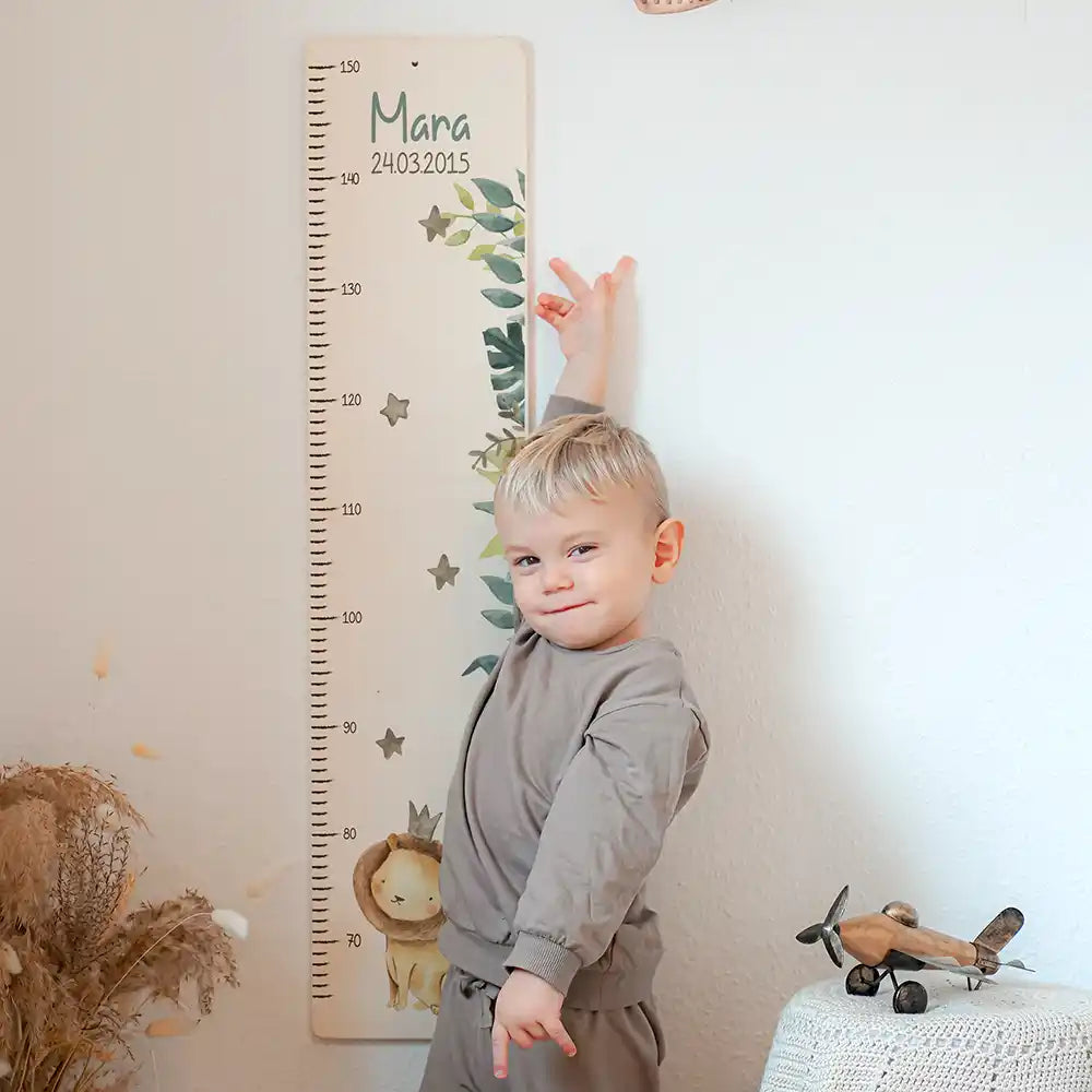 Toise enfant personnalisée Petit lion – aperçu détaillé avec prénom imprimé