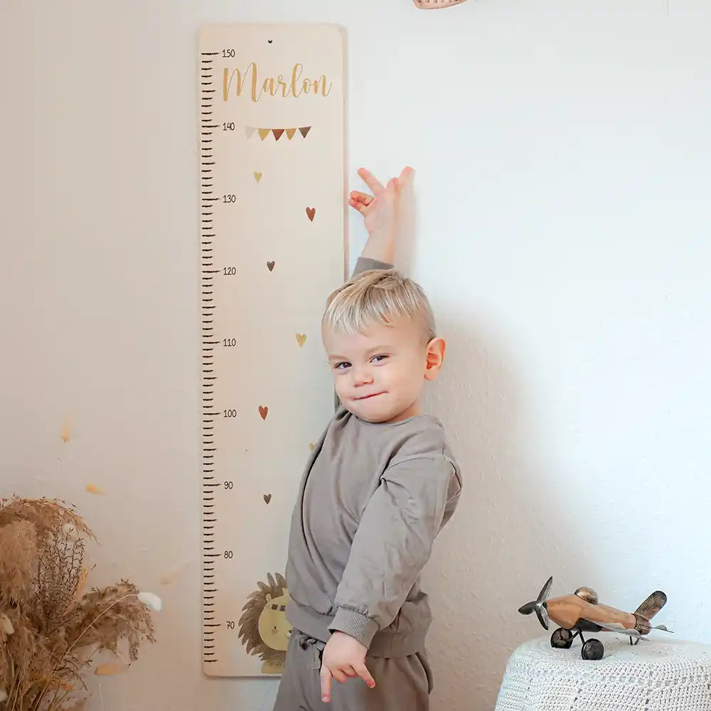 Toise enfant personnalisée Lion et cœurs – aperçu détaillé avec prénom imprimé