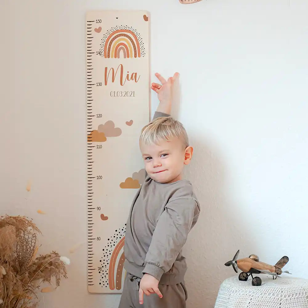 Toise enfant personnalisée Arc-en-ciel terracotta – aperçu détaillé avec prénom imprimé