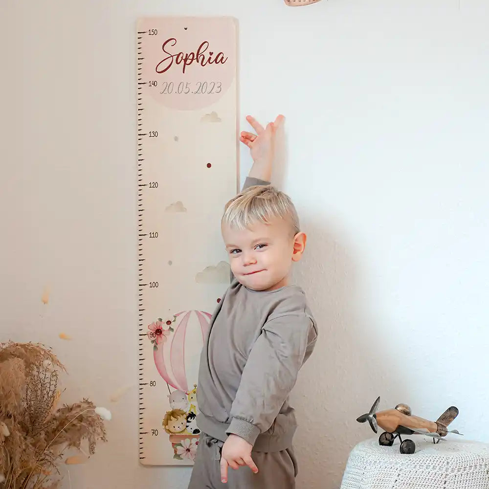 Toise enfant personnalisée Montgolfière – aperçu détaillé avec prénom imprimé