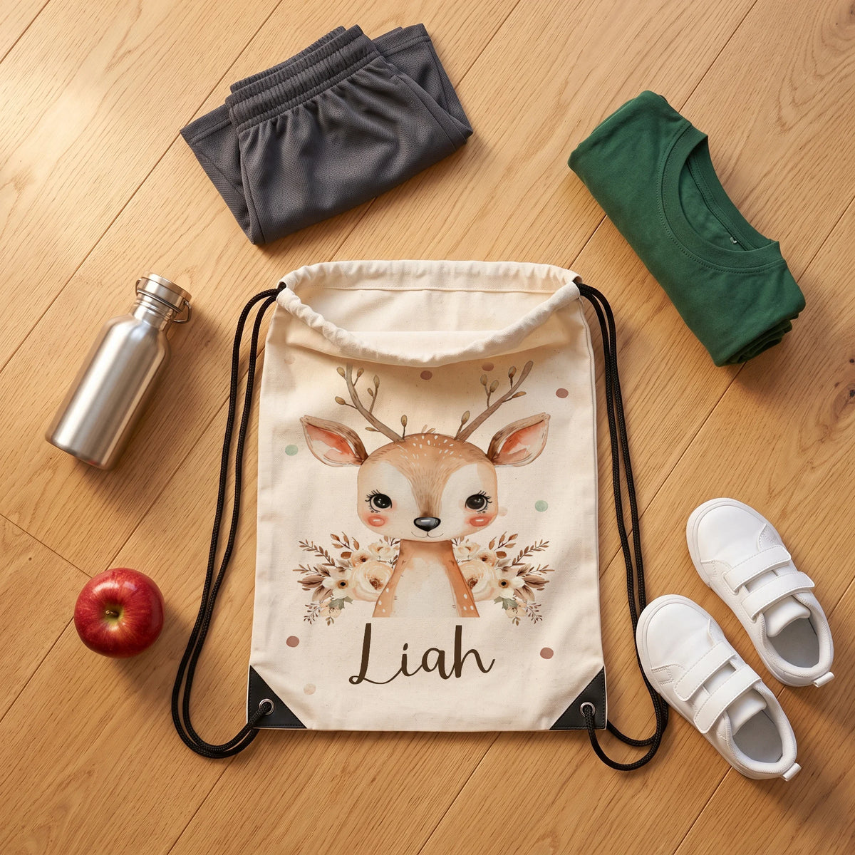 Sac de sport personnalisé avec tenue de sport, chaussures et gourde, motif faon fleuri — Kidsmood