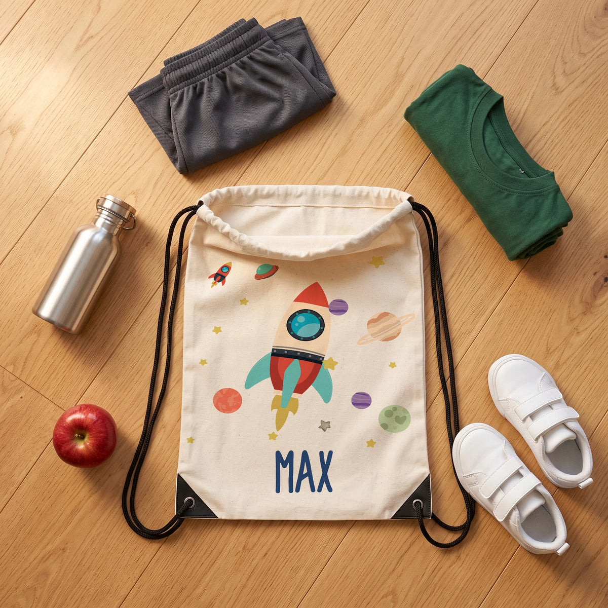 Sac de sport personnalisé avec tenue de sport, chaussures et gourde, motif fusée spatiale — Kidsmood