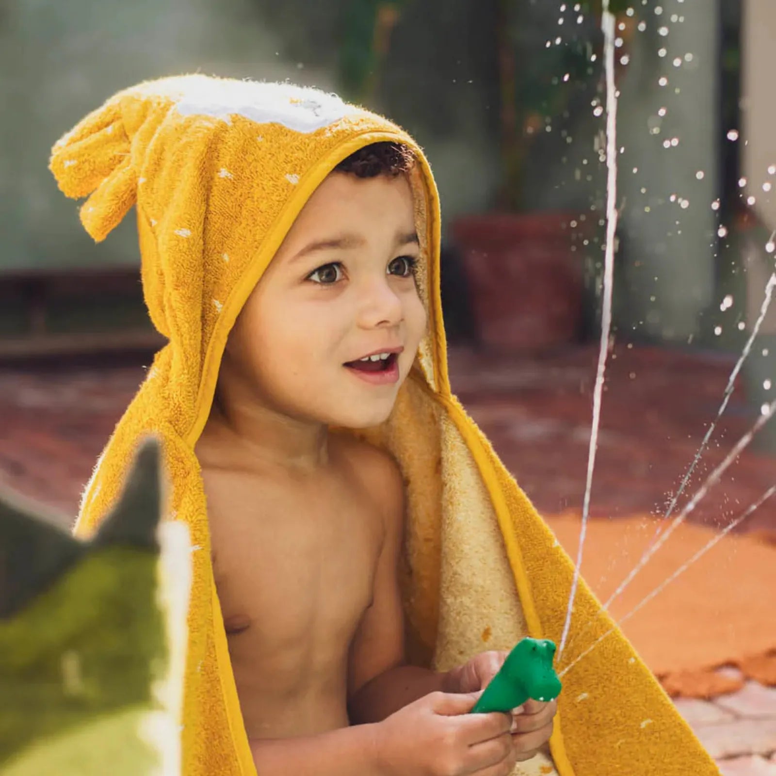 Cape de bain bébé Trixie Lion personnalisée, prénom brodé — Kidsmood