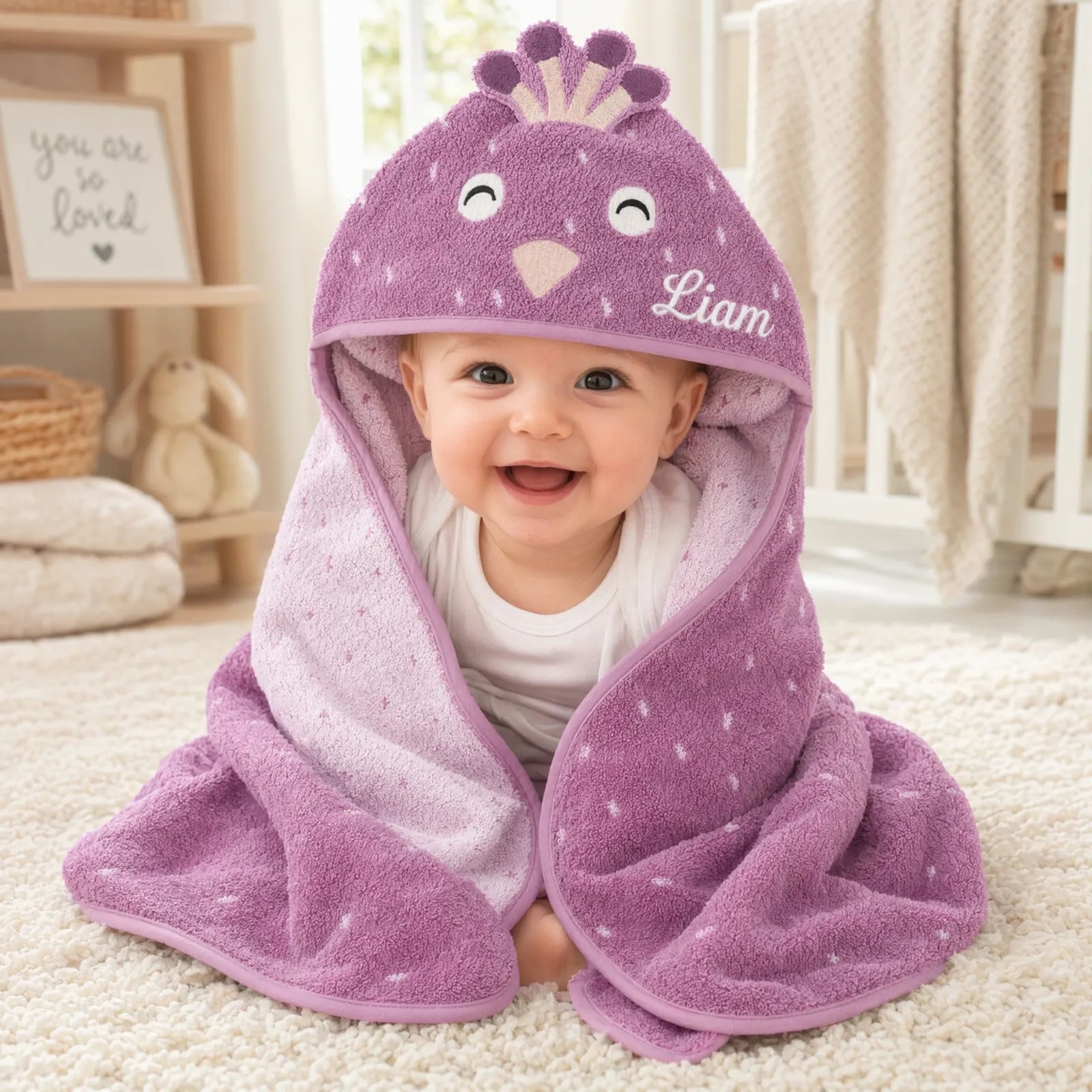 Cape de bain bébé Trixie Paon personnalisée, prénom brodé — Kidsmood
