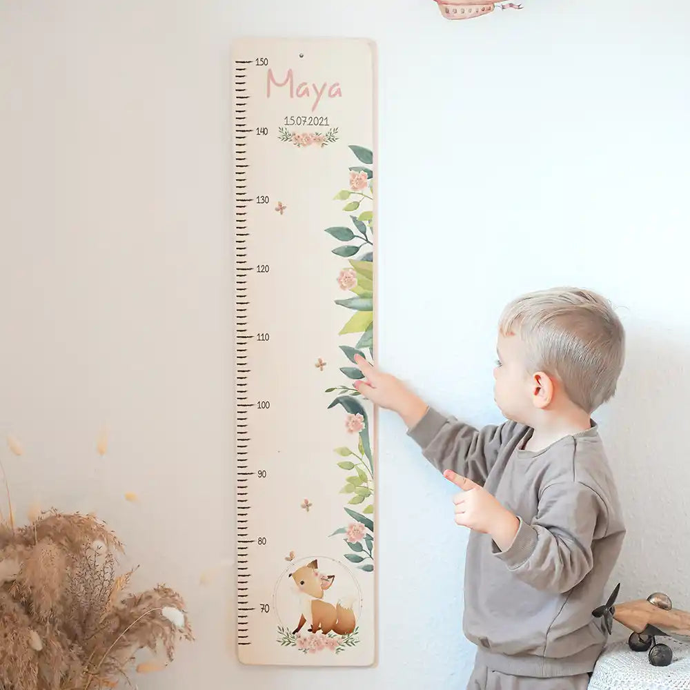 Toise enfant personnalisée Bébé renard – mise en scène dans la chambre d'enfant