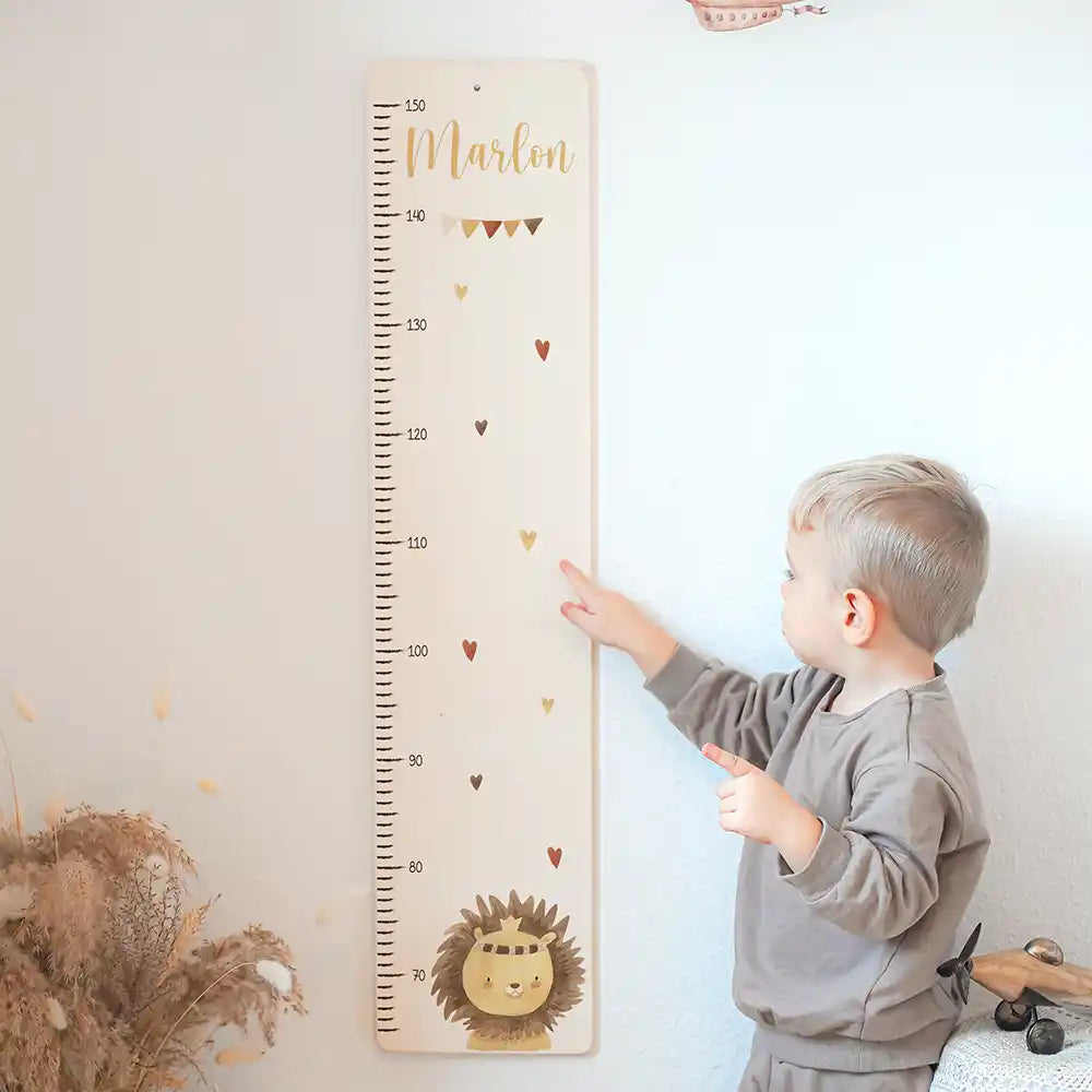 Toise enfant personnalisée Lion et cœurs – mise en scène dans la chambre d'enfant