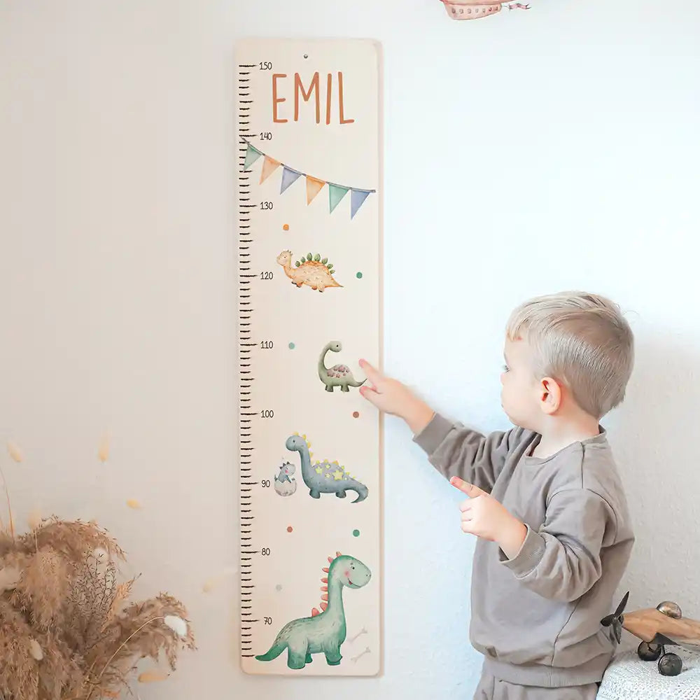 Toise enfant personnalisée Dinosaures – mise en scène dans la chambre d'enfant