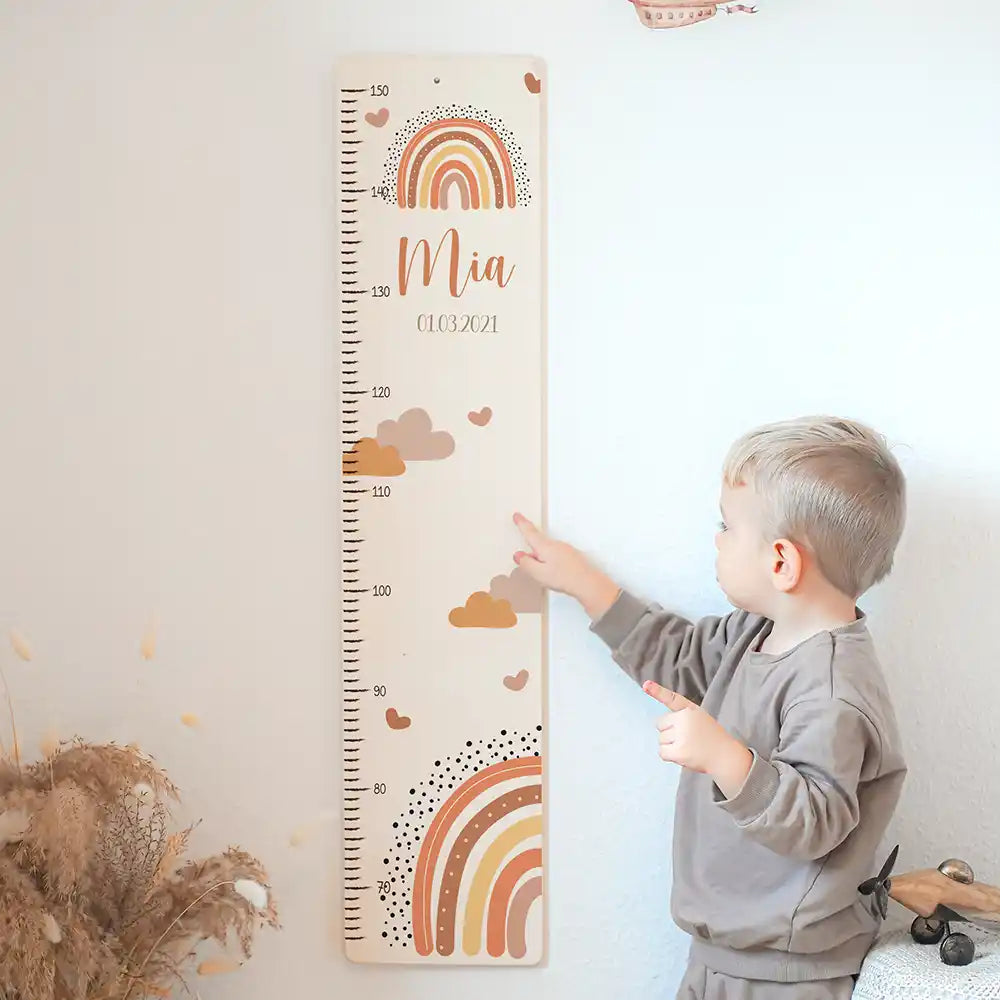 Toise enfant personnalisée Arc-en-ciel terracotta – mise en scène dans la chambre d'enfant