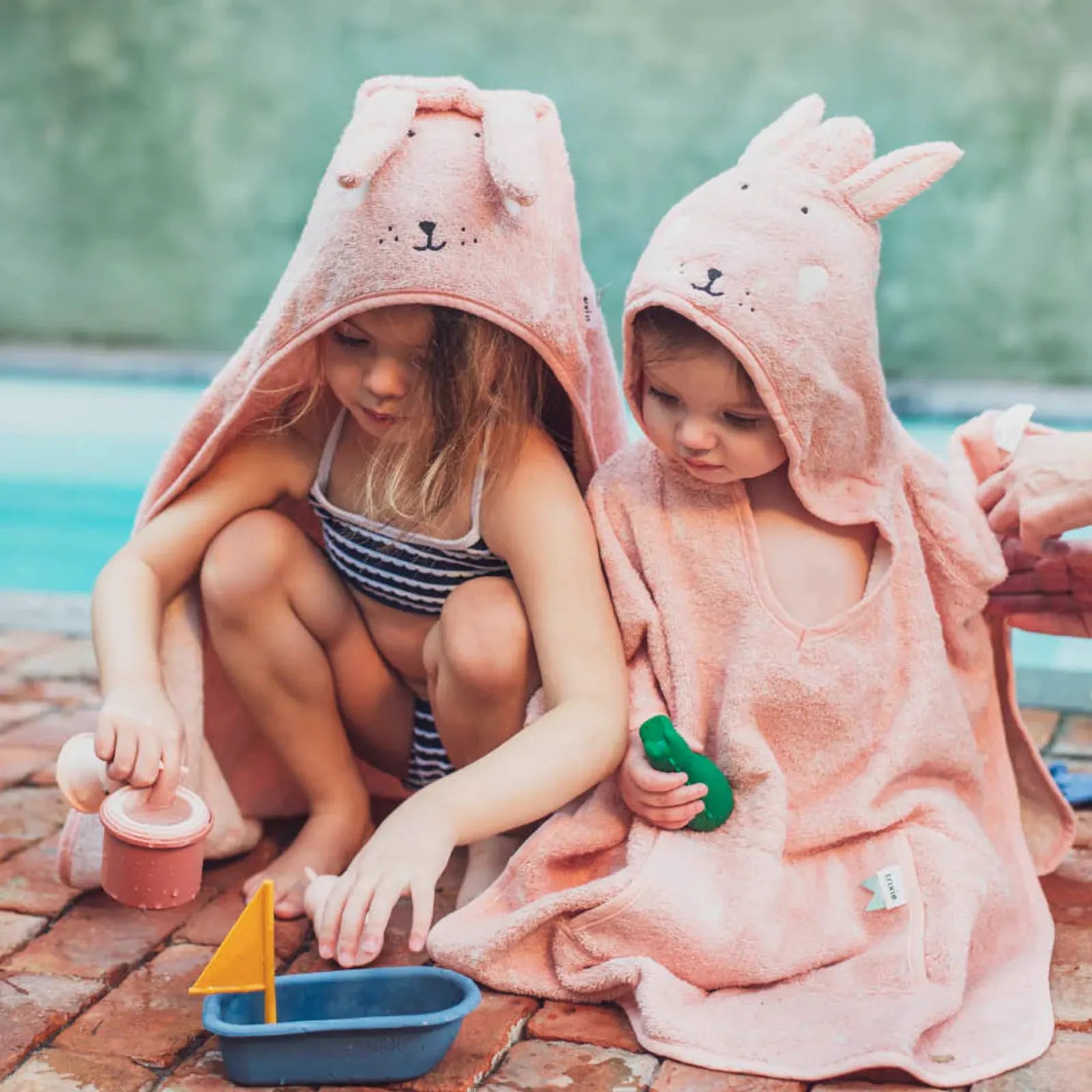 Cape de bain bébé Trixie Lapin personnalisée, prénom brodé — Kidsmood