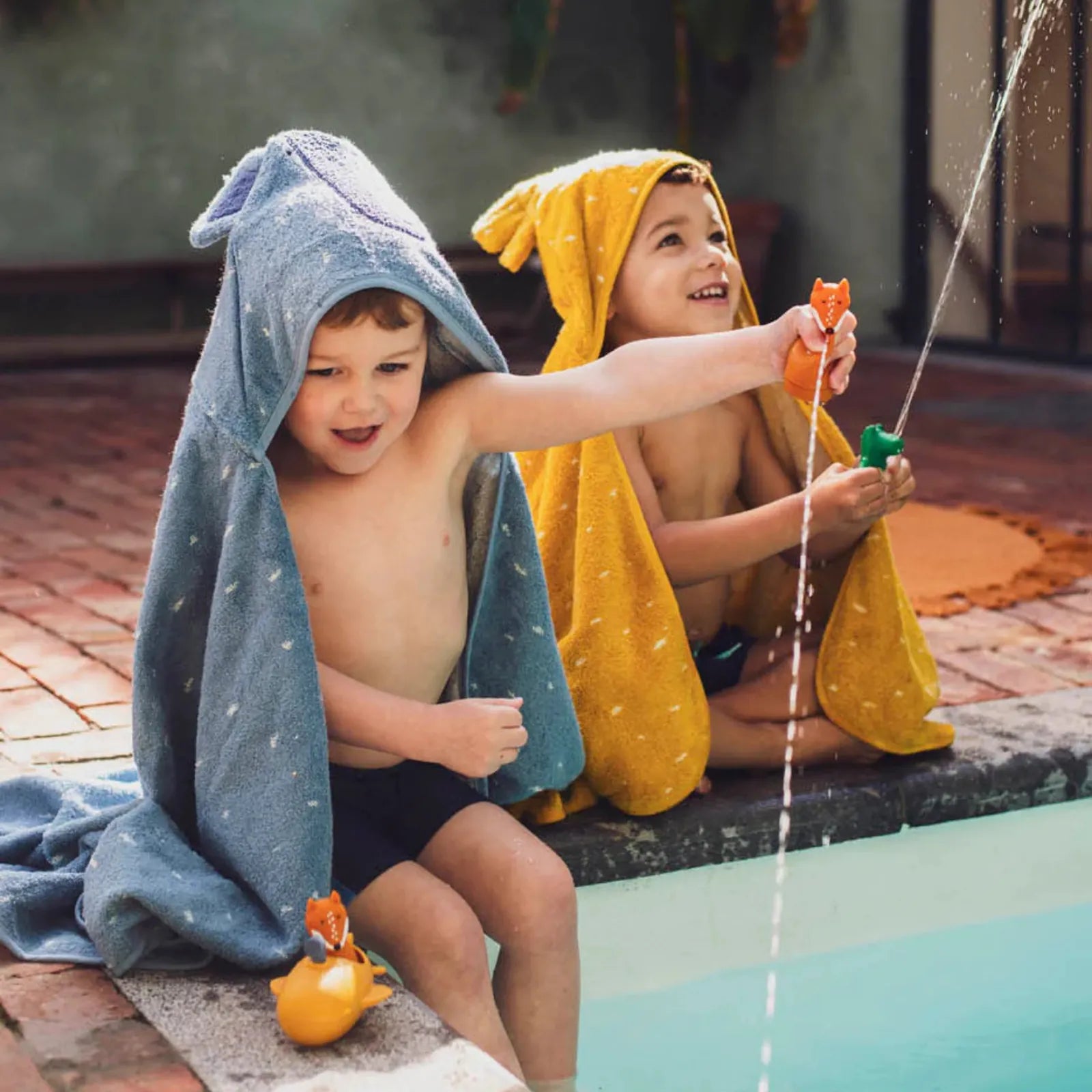 Cape de bain bébé Trixie Lion personnalisée, prénom brodé — Kidsmood