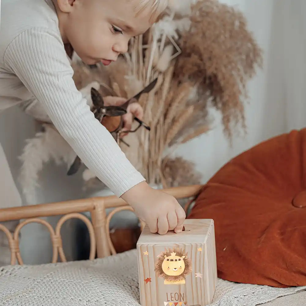 Tirelire personnalisée pour aider l'enfant à économiser, motif lion couronné — Kidsmood