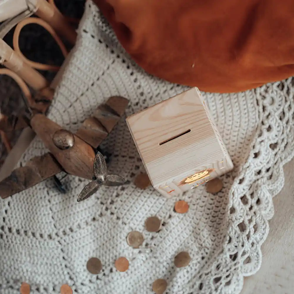 Tirelire en bois, cadeau de naissance ou de baptême, motif lion couronné — Kidsmood