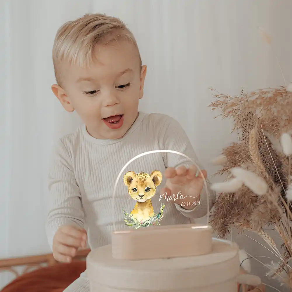 Veilleuse enfant personnalisée Petit lion – idée cadeau de naissance présentée par Kidsmood