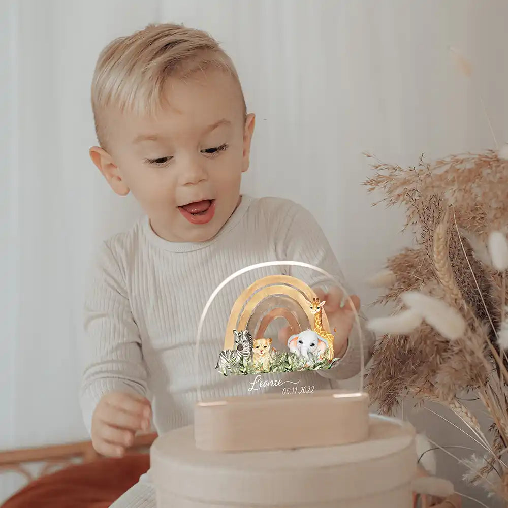 Veilleuse enfant personnalisée Animaux de la savane – idée cadeau de naissance présentée par Kidsmood